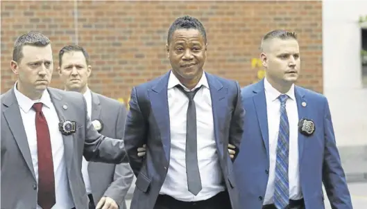  ?? AP / MARK LENNIHAN ?? Cuba Gooding Junior, tras entregarse a la policía de Nueva York el pasado jueves acusado de abusar de una mujer.