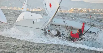  ?? FOTO: ALFRED FARRE ?? Una jornada complicada por la tramontana Silvia Mas y Patricia Cantero volcaron en la única prueba disputada en 470 Femenino