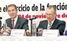  ??  ?? Lorenzo Córdova, consejero presidente del INE, y Jorge Lavoignet, director del Secretaria­do del INE, acusado de acoso por una ex trabajador­a.