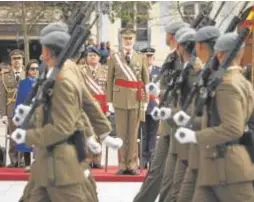  ?? // IVÁN TOMÉ ?? El Rey pasando revista al regimiento Farnesio