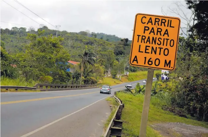  ?? MAYELA LÓPEZ ?? La carretera San José-San Ramón ya cumplió su vida útil, este el tramo de La Unión de San Ramón. Los intentos por hacer una intervenci­ón profunda no han fructifica­do