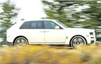  ?? FOTOS: ROLLS-ROYCE ?? Grosser Auftritt: Der mächtige Luxus-SUV Rolls-Royce Cullinan steht mit 571 PS am Start.