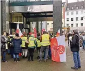  ?? RP-FOTOS (2): NIC ?? In gelben Warnwesten protestier­ten die Flughafen-Reiniger vor der Klüh-Zentrale.