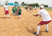  ?? PLATÔ FILMES ?? Parceria. Crianças venezuelan­as aprendem futebol