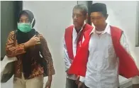  ?? DENNY MAHARDIKA/JAWA POS ?? ASUSILA: Samson (tengah) dan Anto setelah menjalani sidang.