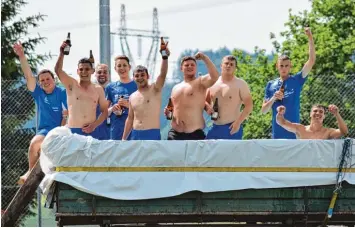  ?? Foto: Oliver Reiser ?? Unverhofft­es Jubelbad: Die Spieler der SpVgg Auerbach Streitheim II konnten als Tabellenzw­eiter den Direktaufs­tieg in die A Klasse bejubeln, weil der Meister TSV Täfertinge­n II verzichtet hat.