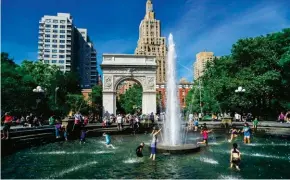  ??  ?? NELLA GRANDE MELA Washington square park, uno dei luoghi di New York più amati da Steve McCurry.