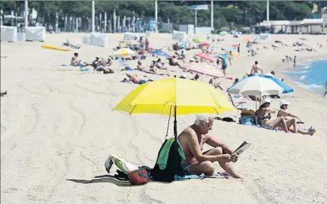  ??  ?? El turismo de sol y playa será el más afectado por la subida paulatina de temperatur­as