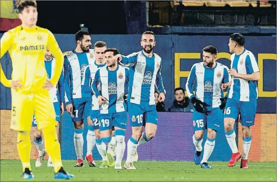  ?? DOMENECH CASTELLÓ / EFE ?? Darder celebra el gol que abrió el marcador para el Espanyol, anoche en el Estadi de la Ceràmica