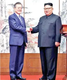  ??  ?? Moon (left) shakes hands with Kim during a joint press conference after their summit at Paekhwawon State Guesthouse in Pyongyang.