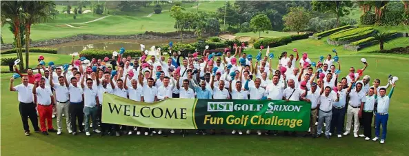  ??  ?? The field give the MST Srixon Fun Golf Challenge a rousing send off prior to the start of the event.