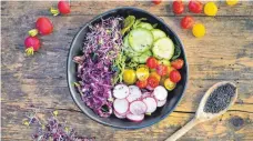  ?? FOTO: IMAGO ?? Eine Buddha Bowl mit Salat schmeckt gut zum Mittagesse­n.