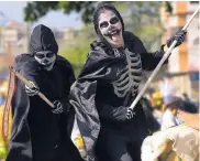  ??  ?? Dos esqueletos de la muerte se dieron cita en el recorrido popular carnavaler­o en la Avenida Las Torres.
