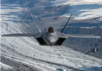  ??  ?? Les premières réflexions autour du F-35 se déroulent alors même que le F-22 n’est pas encore entré en service (il le sera en 2005). (© US Air Force)