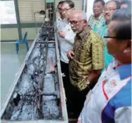  ??  ?? Perak exco member Datuk Dr Mah Hang Soon (second, from left ) checking out the burnt bed panel at the hospital.