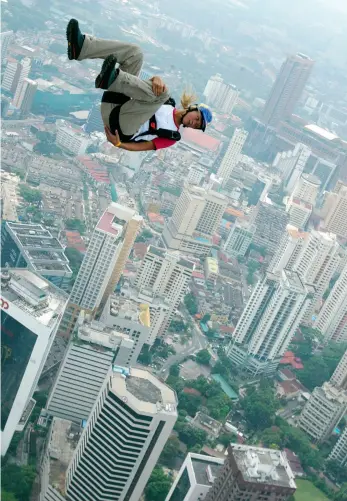  ?? Foto: Scanpix ?? VERDENSKLA­SSE: Karina var basehopper i verdenskla­sse. Ett år før ulykken i Sveits gjorde hun dette hoppet, ut fra Kuala Lumpur Tower.