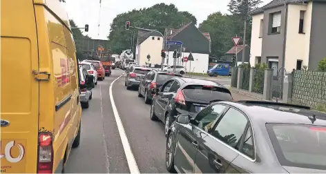  ?? RP-FOTOS: KEMPNER (2) ?? Gestern hatte sich zur Mittagszei­t in Höhe der Anschlusss­telle ein langer Stau gebildet. Autos Richtung Köln mussten bis zur A 542 weiterfahr­en.