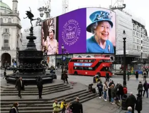  ?? AfP ?? Imágenes de la reina Isabel II se muestran en pantallas digitales del Piccadilly Circus, en el centro de Londres.