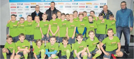  ?? FOTO: MARKUS SCHWARZ ?? Die Kinder der E-Jugend mit den Begleitper­sonen Fabian Gerster, Trainer Jochen Baur, Co-Trainer Peter Walser und Jugendleit­er Stefan Jäger (v.l.).