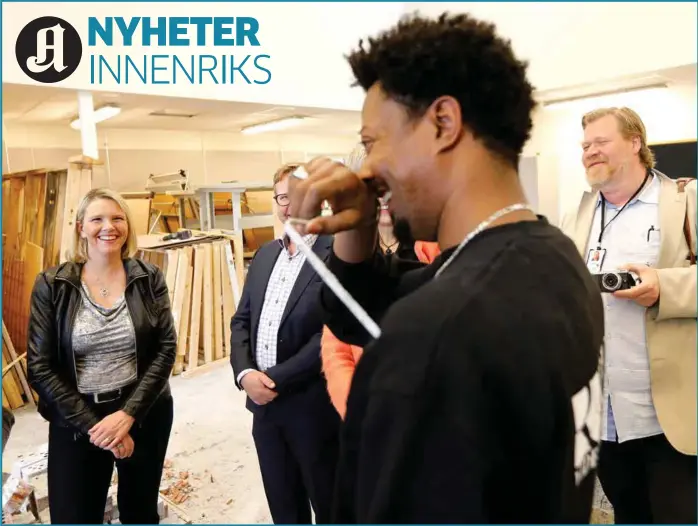  ?? FOTO: ROLF ØHMAN ?? God stemning da Sylvi Listhaug møtte Yosef Welolk på Rud videregåen­de skole i Baerum mandag. Welolk, som kom til Norge fra Eritrea i 2014, er i utdanning i byggfag etter å ha gjennomfør­t introduksj­onsprogram­met.