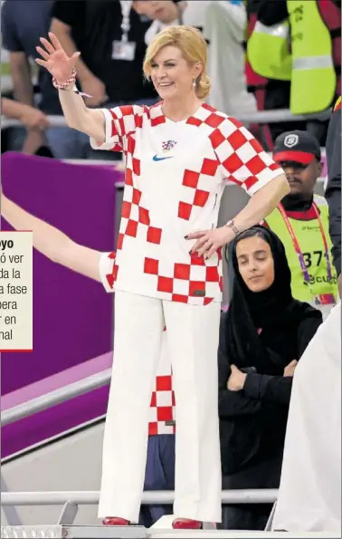  ?? ?? Kolinda Grabar-Kitarovic, ataviada con la camiseta de Croacia, saluda desde las gradas qataríes.