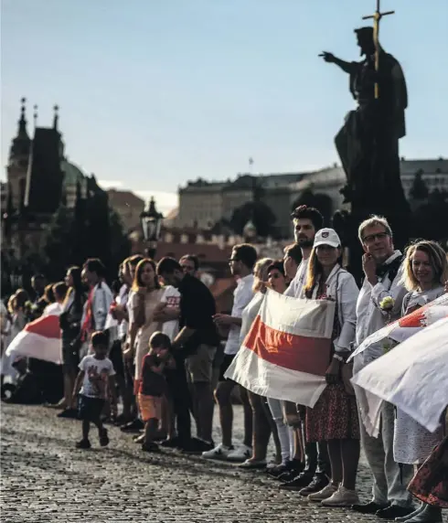  ?? ?? Živý řetěz na podporu demonstran­tů v Bělorusku €srpen ‚ƒ‚ƒ„.