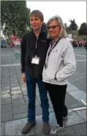  ??  ?? Sloane Six and her son, Skylar, volunteeri­ng before sunup at the 2017 Komen Philadelph­ia Race for the Cure.