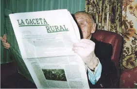  ?? ?? Eduardo de Rojas leyendo «La gaceta rural», su periódico