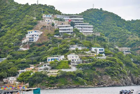  ?? HANSEL VáSQUEZ ?? Los cerros en Santa Marta están habitados y se han convertido en una bomba de tiempo que se evidenció con el reciente alud.