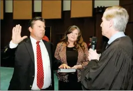  ?? PHOTO BY HOWARD FISCHER/CAPITOL MEDIA SERVICES ?? TIM DUNN IS SWORN IN TUESDAY as the newest member of the Arizona House of Representa­tives by Arizona Supreme Court Justice Andrew Gould. He replaces Don Shooter who was voted out of the House by fellow members following findings he was guilty of sexual...