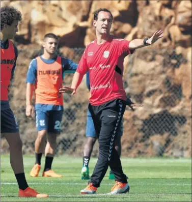  ??  ?? CONFIADO. Joseba Etxeberria cree que si el equipo juega como sabe, puede llevarse la victoria el sábado.