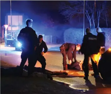  ?? FOTO: ØXENHOLT FOTO ?? Flere anholdte blev lagt ned på vejen af politiet.