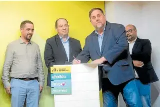  ?? // EP ?? Imagen de la firma del pacto de coalición, ayer en Barcelona