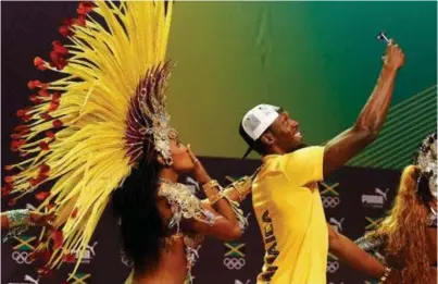  ?? Nacho Doce/photo news ?? Bij Usain Bolt eindigt een persconfer­entie in een polonaise met sambadanse­ressen.