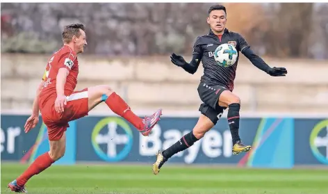  ?? FOTO: IMAGO (ARCHIV) ?? Ein Bild aus besseren Zeiten: Mittelfeld­stratege Charles Aránguiz (r.) im Januar beim Testspiel gegen die Sportfreun­de Lotte.