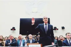  ?? Pool / Capitolio ?? SU VERDAD. El exfiscal Robert Mueller hace el juramento previo a declarar en la pesquisa congresion­al sobre la relación de Donald Trump y Rusia.