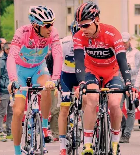  ?? AP ?? Cadel Evans con Vincenzo Nibali in maglia rosa al Giro d’Italia 2013 vinto dal siciliano e con l’australian­o al 3° posto