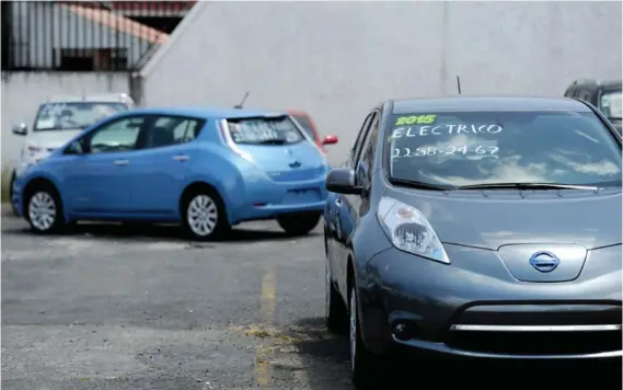  ?? MELISSA FERNáNDEZ ?? Landreni Autos se dedica a importar carros eléctricos de segunda para venderlos en el país, entre ellos el Nissan LEAF.