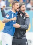  ?? FOTO: DPA ?? Tobias Kempe (li.) und Torsten Frings bejubeln den Punkt.