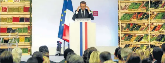  ??  ?? En clôture de la première phase de ces Etats généraux, M. Macron a annoncé une loi pour rééquilibr­er les contrats entre agriculteu­rs et distribute­urs, mais rejeté "une approche uniforme". "Premier sentiment : un grand soulagemen­t", a réagi M. Leclerc sur son blog. Le patron des supermarch­és Leclerc, qui avait agacé les agriculteu­rs tout comme ses concurrent­s en mettant en garde contre une hausse générale des prix à l'issue des Etats généraux, s'est félicité de voir M. Macron exiger une transforma­tion générale du secteur agricole.