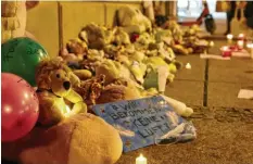  ?? Foto: Klaus R. Krieger ?? Mit Kuscheltie­ren, Kerzen und Plakaten vor dem Rathaus wollte eine Initiative auf die Situation der Kinder in Corona‰zeiten aufmerksam machen.