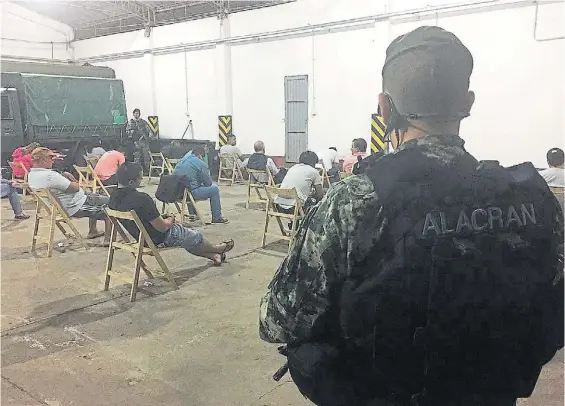  ?? FOTOS PRENSA GENDARMERI­A ?? Final. Algunos de los sospechoso­s que fueron arrestados el martes, en el Escuadrón Corrientes de la Gendarmerí­a.
