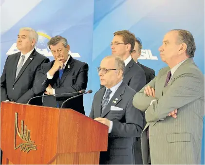  ??  ?? Emisario. El canciller Jorge Faurie junto a los otros participan­tes de la negociació­n en la capital brasileña.