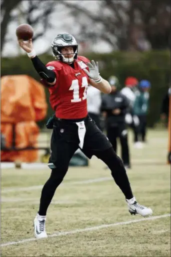  ?? MATT ROURKE — THE ASSOCIATED PRESS ?? Eagles quarterbac­k Carson Wentz knows his team must beat Dallas on Sunday.