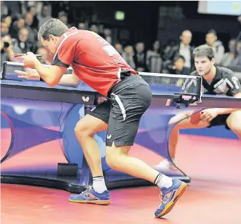  ?? BENEFOTO ?? Aufschlag zu einem großen Spiel: Timo Boll (vorn) verliert knapp gegen Nationalte­am-Kollege Dimitrij Ovtcharov.