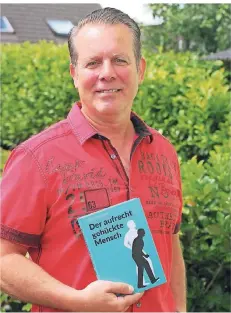  ?? FOTO: THERESA DEMSKI ?? Einsichten über den Menschen: Wolfgang Paul mit seinem neuen Buch „Der aufrechte gebückte Mensch“.