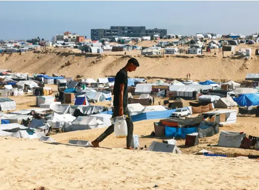  ?? AFP ?? Egyptians, bottom right, are sympatheti­c to Gaza, main and bottom left, providing generous aid, left, despite their own economic woes.