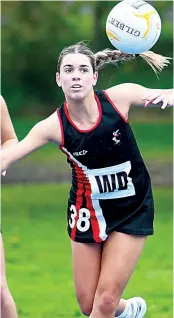  ?? Photograph­s by CRAIG JOHNSON. ?? Right: Warragul’s Lily Sheehan has eyes only for the ball during the B grade game at Traralgon.