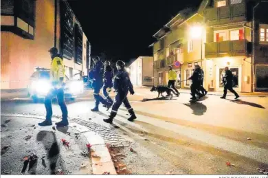  ?? HAKON MOSVOLD LARSEN / EFE ?? Agentes de la Policía noruega inspeccion­an anoche un barrio de Kongsberg tras el ataque.