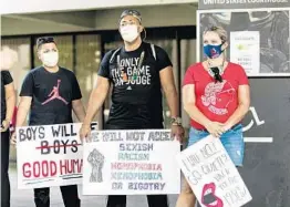  ?? JENNIFERLE­TT/SOUTHFLORI­DASUNSENTI­NEL ?? Women, children and Fort Lauderdale­MayorDeanT­rantalis attendWome­n Gather to Say: Count on Us in Fort Lauderdale to rally voters and demand equality at the steps of the U.S. Federal Building& Courthouse inFort Lauderdale on Saturday.